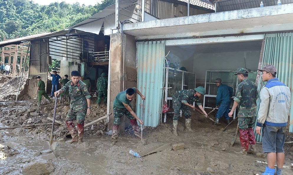 Các lực lượng tại chỗ tham gia khắc phục hậu quả mưa lũ và hỗ trợ người dân làm nhà. Ảnh: Hoàng Châu. Các lực lượng tại chỗ tham gia khắc phục hậu quả mưa lũ và hỗ trợ người dân làm nhà. Ảnh: Hoàng Châu.