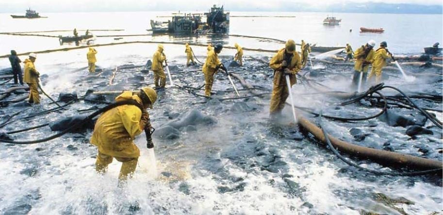 Sự cố môi trường tràn dầu trên biển. Ảnh: thuvienphapluat.vn. Sự cố môi trường tràn dầu trên biển. Ảnh: thuvienphapluat.vn.