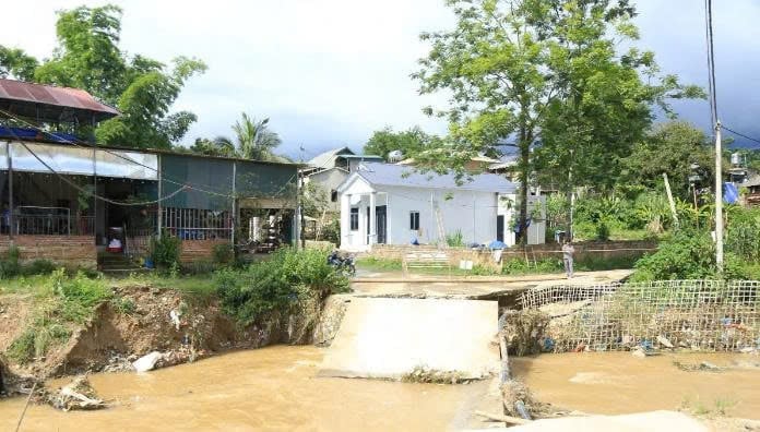 Do cầu nối bản Giảng Co Ké và Nà Lốm bị nước cuốn trôi, xã Thanh Nưa chăng dây cảnh báo nguy hiểm. Ảnh: Hoàng Châu. Do cầu nối bản Giảng Co Ké và Nà Lốm bị nước cuốn trôi, xã Thanh Nưa chăng dây cảnh báo nguy hiểm. Ảnh: Hoàng Châu.