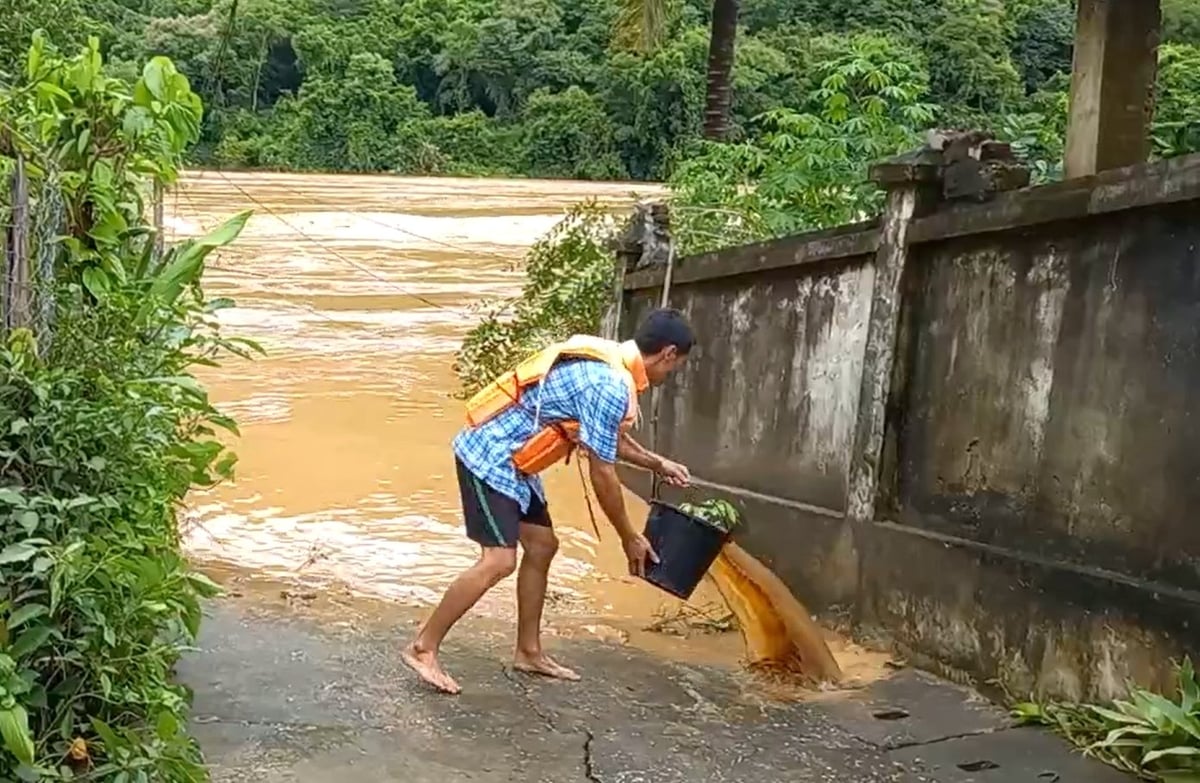 Cán bộ trạm thủy văn Thạch Giám (Nghệ An) tranh thủ dọn bùn bám ở tuyến đo mực nước lũ khi nước xuống thấp. Ảnh: Đài KTTV Nghệ An. Cán bộ trạm thủy văn Thạch Giám (Nghệ An) tranh thủ dọn bùn bám ở tuyến đo mực nước lũ khi nước xuống thấp. Ảnh: Đài KTTV Nghệ An.
