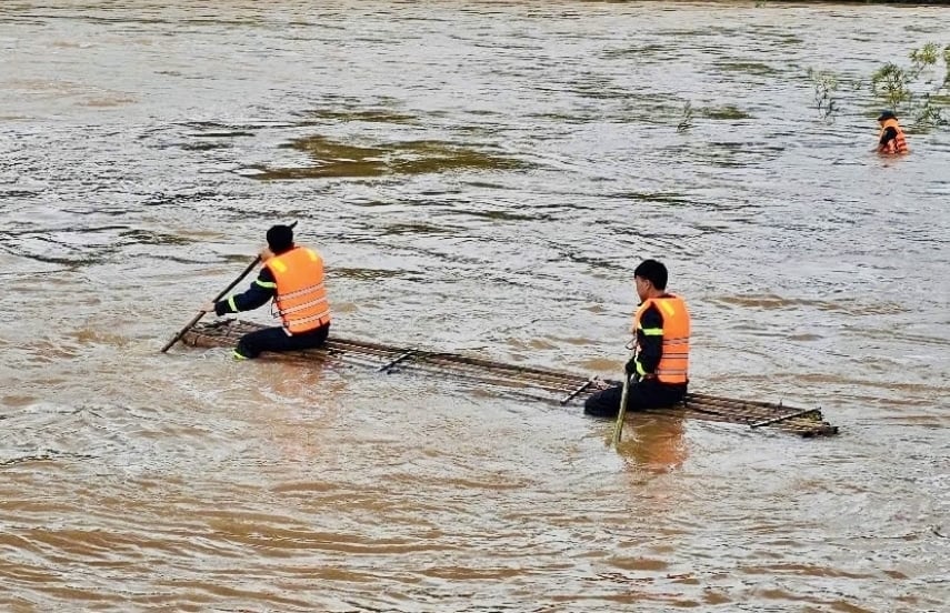 Lực lượng chức năng tích cực tìm kiếm nạn nhân. Ảnh: QMG. Lực lượng chức năng tích cực tìm kiếm nạn nhân. Ảnh: QMG.