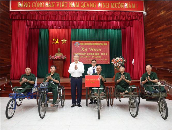 Nhân kỷ niệm 78 năm Ngày Thương binh - Liệt sĩ (27/7/1947 - 27/7/2025), chiều 15/7/2025, Tổng Bí thư Tô Lâm cùng Đoàn công tác Trung ương tới thăm hỏi, tặng quà thương binh, bệnh binh tại Trung tâm Điều dưỡng thương binh Thuận Thành (phường Ninh Xá, tỉnh Bắc Ninh). Ảnh: Thống Nhất/TTXVN.
