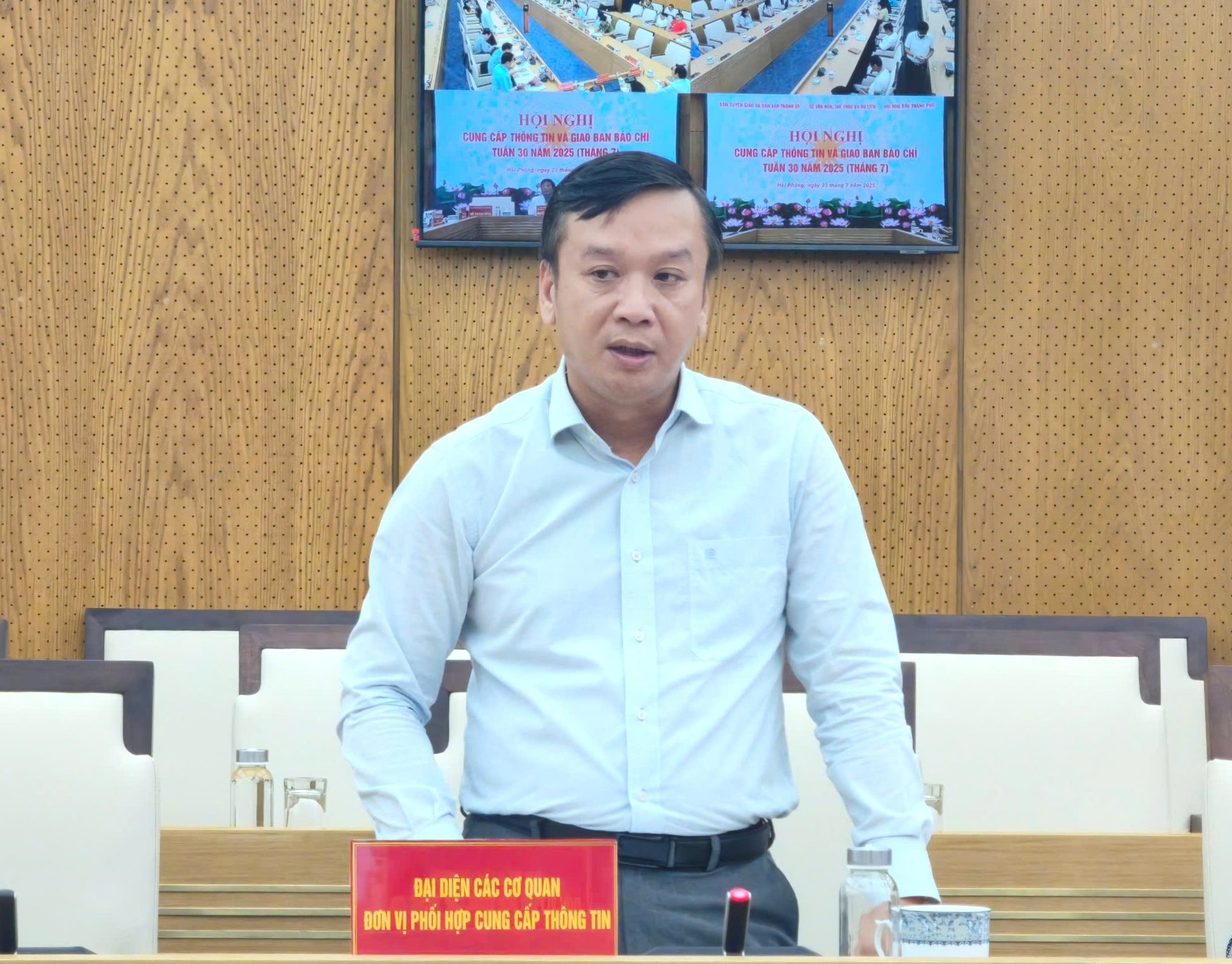 Ông Uông Minh Long - Phó Giám đốc Sở Giáo dục - Đào tạo TP Hải Phòng - cung cấp thông tin vụ việc tại Hội nghị cung cấp thông tin và giao ban báo chí tuần 30 năm 2025. Ảnh: Đinh Mười.