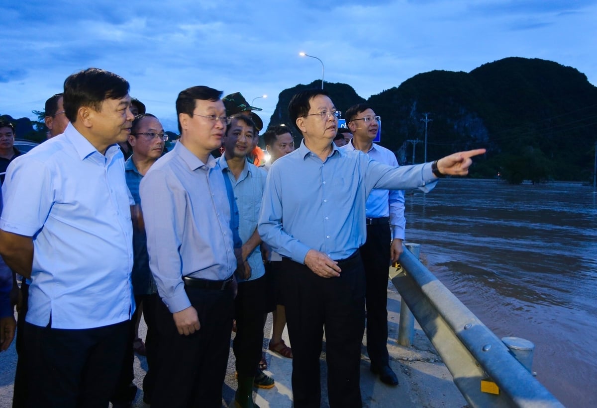 Phó Thủ tướng Mai Văn Chính chỉ đạo công tác khắc phục hậu quả mưa lũ tại Nghệ An sau khi nghe Bí thư Tỉnh ủy Nguyễn Đức Trung và Thứ trưởng Nguyễn Hoàng Hiệp báo cáo nhanh về tình hình tại hiện trường. Ảnh: Đình Tiệp. Phó Thủ tướng Mai Văn Chính chỉ đạo công tác khắc phục hậu quả mưa lũ tại Nghệ An sau khi nghe Bí thư Tỉnh ủy Nguyễn Đức Trung và Thứ trưởng Nguyễn Hoàng Hiệp báo cáo nhanh về tình hình tại hiện trường. Ảnh: Đình Tiệp.