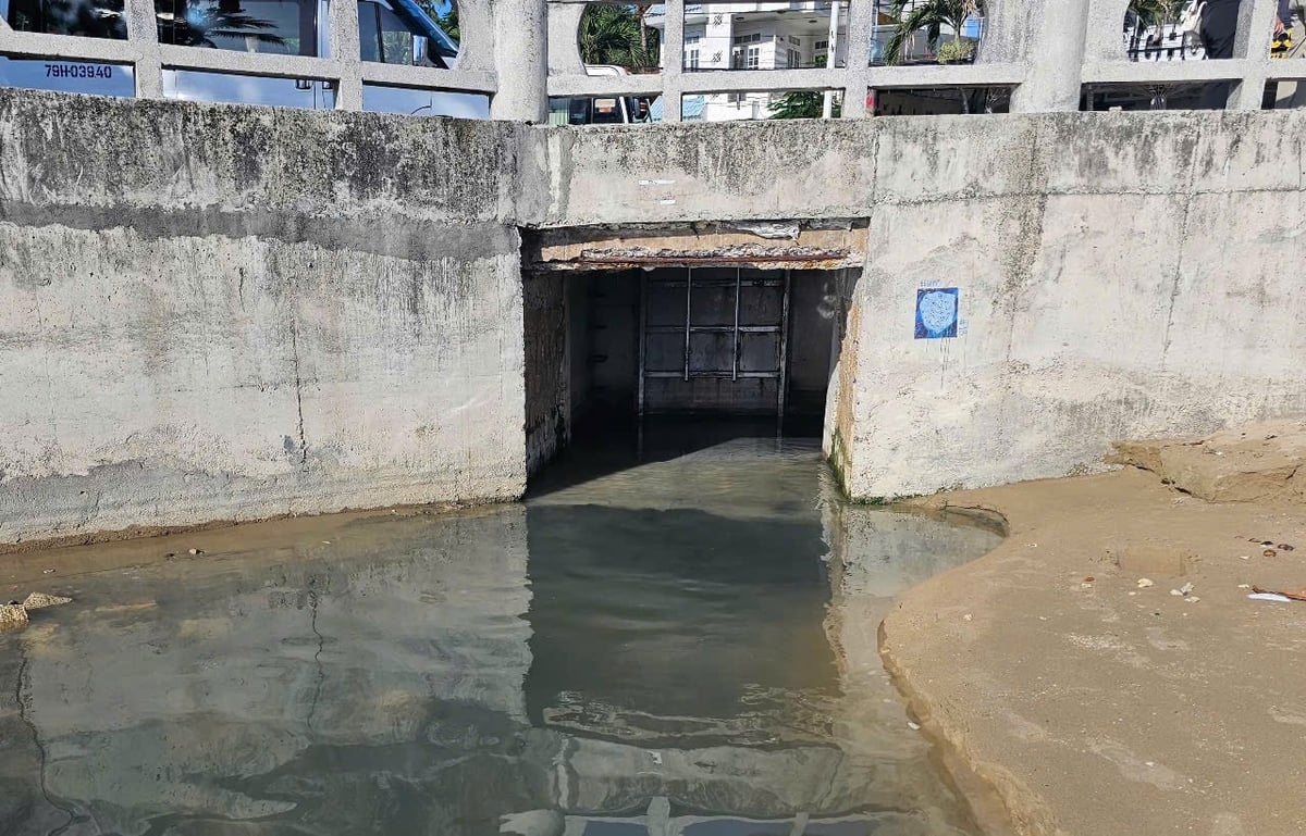 Đây là cống thoát nước tại vị trí gần Hòn Chồng. Ảnh: Kim Sơ. Đây là cống thoát nước tại vị trí gần Hòn Chồng. Ảnh: Kim Sơ.