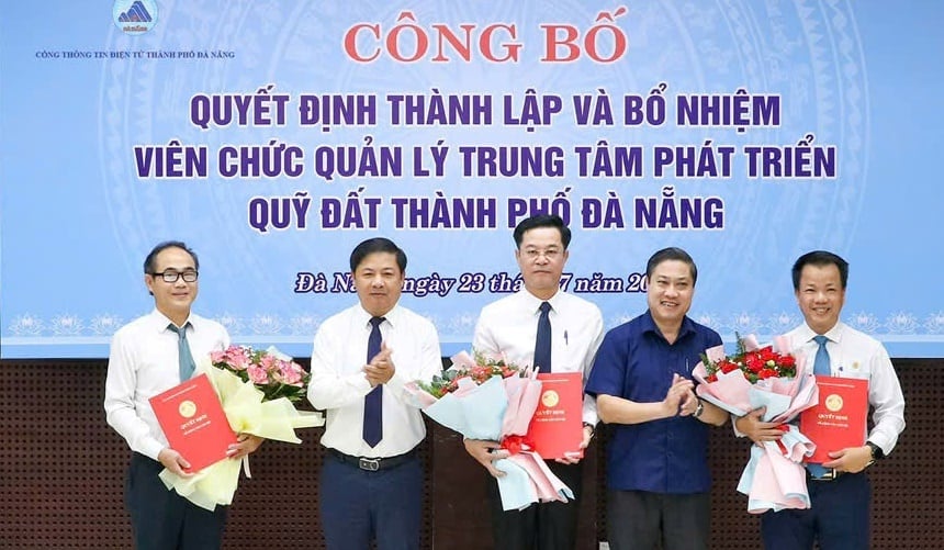 Chủ tịch UBND TP Đà Nẵng trao quyết định thành lập và bổ nhiệm lãnh đạo Trung tâm Phát triển quỹ đất thành phố Đà Nẵng. Ảnh: Lan Anh Chủ tịch UBND TP Đà Nẵng trao quyết định thành lập và bổ nhiệm lãnh đạo Trung tâm Phát triển quỹ đất thành phố Đà Nẵng. Ảnh: Lan Anh