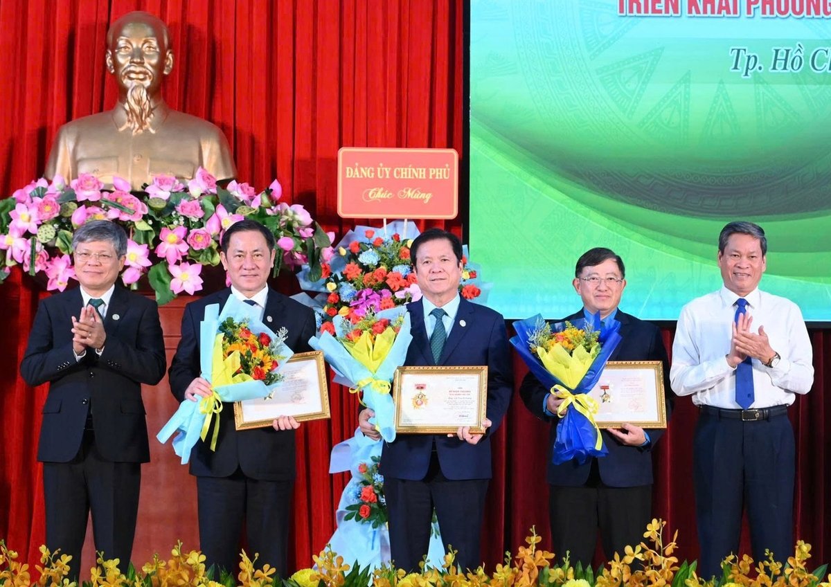 Ba lãnh đạo VRG nhận Kỷ niệm chương 'Vì sự nghiệp Tuyên giáo' và Kỷ niệm chương 'Vì sự nghiệp Dân vận'. Ảnh: VRG. Ba lãnh đạo VRG nhận Kỷ niệm chương 'Vì sự nghiệp Tuyên giáo' và Kỷ niệm chương 'Vì sự nghiệp Dân vận'. Ảnh: VRG.
