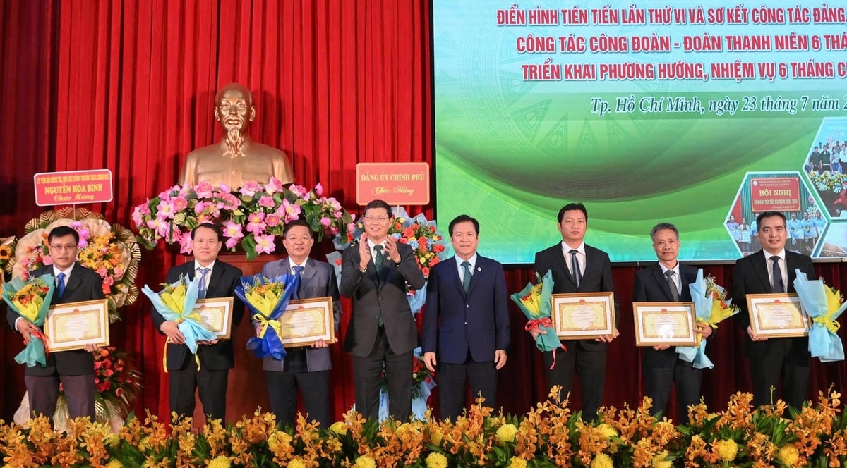 6 tập thể nhận Giấy khen của VRG. Ảnh: VRG. 6 tập thể nhận Giấy khen của VRG. Ảnh: VRG.
