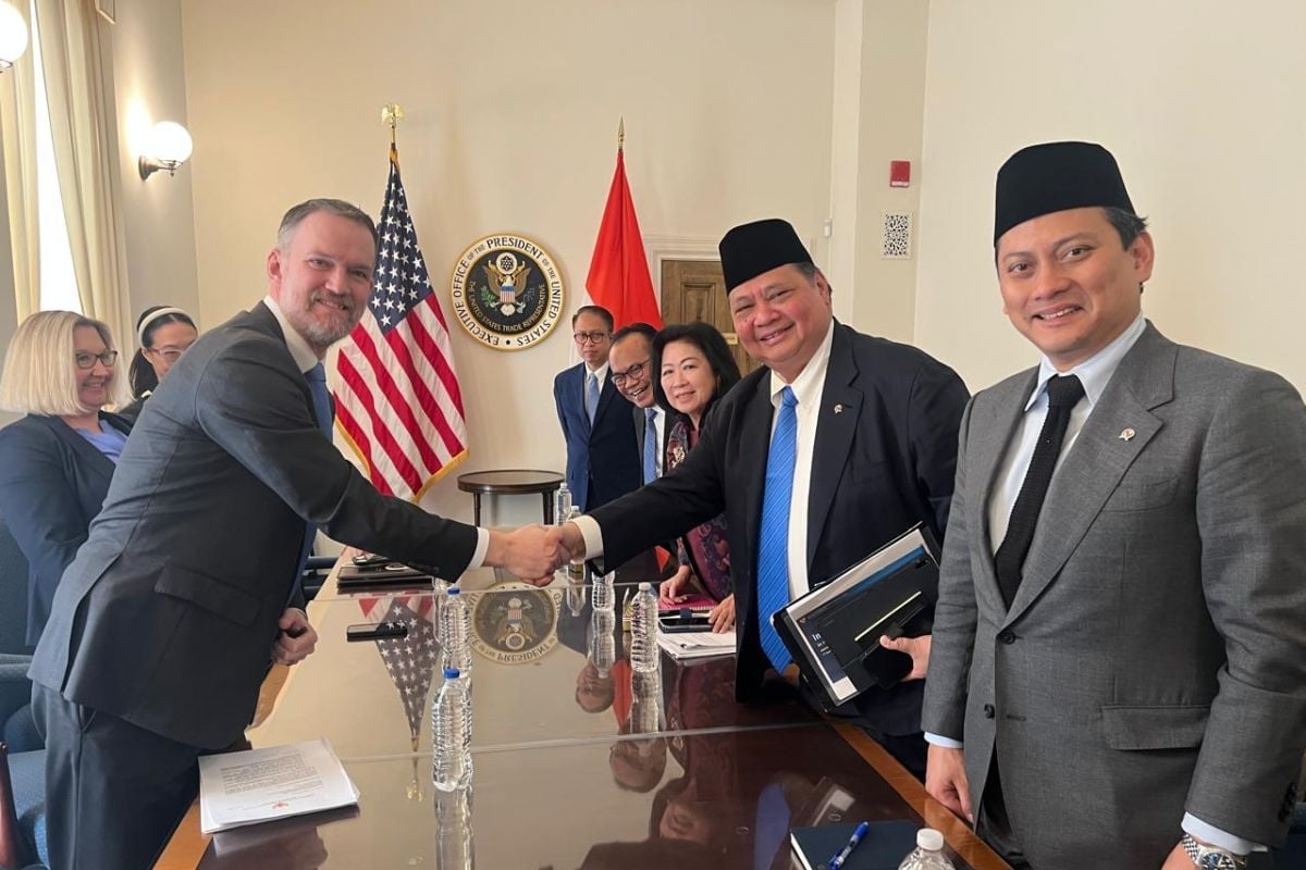 Bộ trưởng Điều phối Kinh tế Indonesia Airlangga Hartarto (phải), bắt tay với Đại diện Thương mại Hoa Kỳ Jamieson Lee Greer tại Washington D.C. Ảnh: ANTARA.