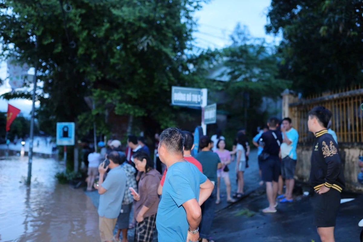 Người dân xã Tương Dương chưa hết bàng hoàng nhìn về hướng dòng nước sau 1 đêm chạy lụt. Ảnh: Trường Bách.