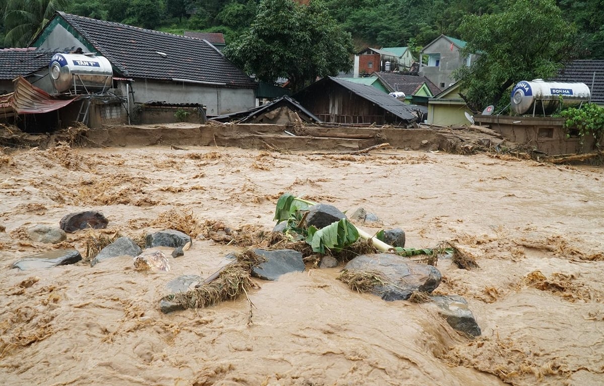 Mức độ tàn phá còn lớn hơn trận lũ ống, lũ quét cuối năm 2022. Ảnh: Việt Khánh. Mức độ tàn phá còn lớn hơn trận lũ ống, lũ quét cuối năm 2022. Ảnh: Việt Khánh.