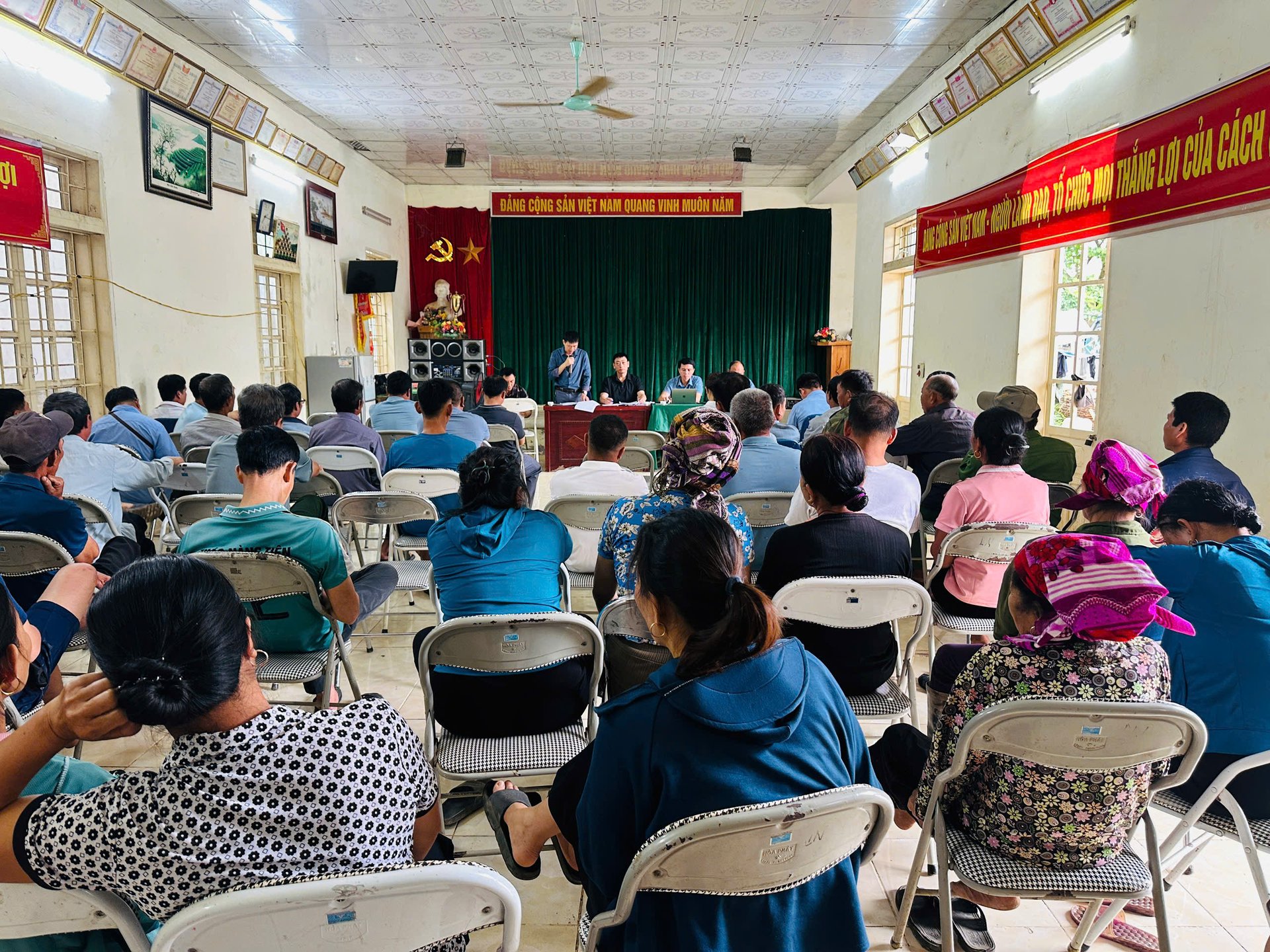 Trung tâm Phát triển quỹ đất tỉnh Sơn La họp lấy ý kiến, niêm yết và công khai phương án chi tiết bồi thường, hỗ trợ, tái định cư tại điểm bản Nà Chá, xã Vân Hồ. Ảnh: Quang Huấn.
