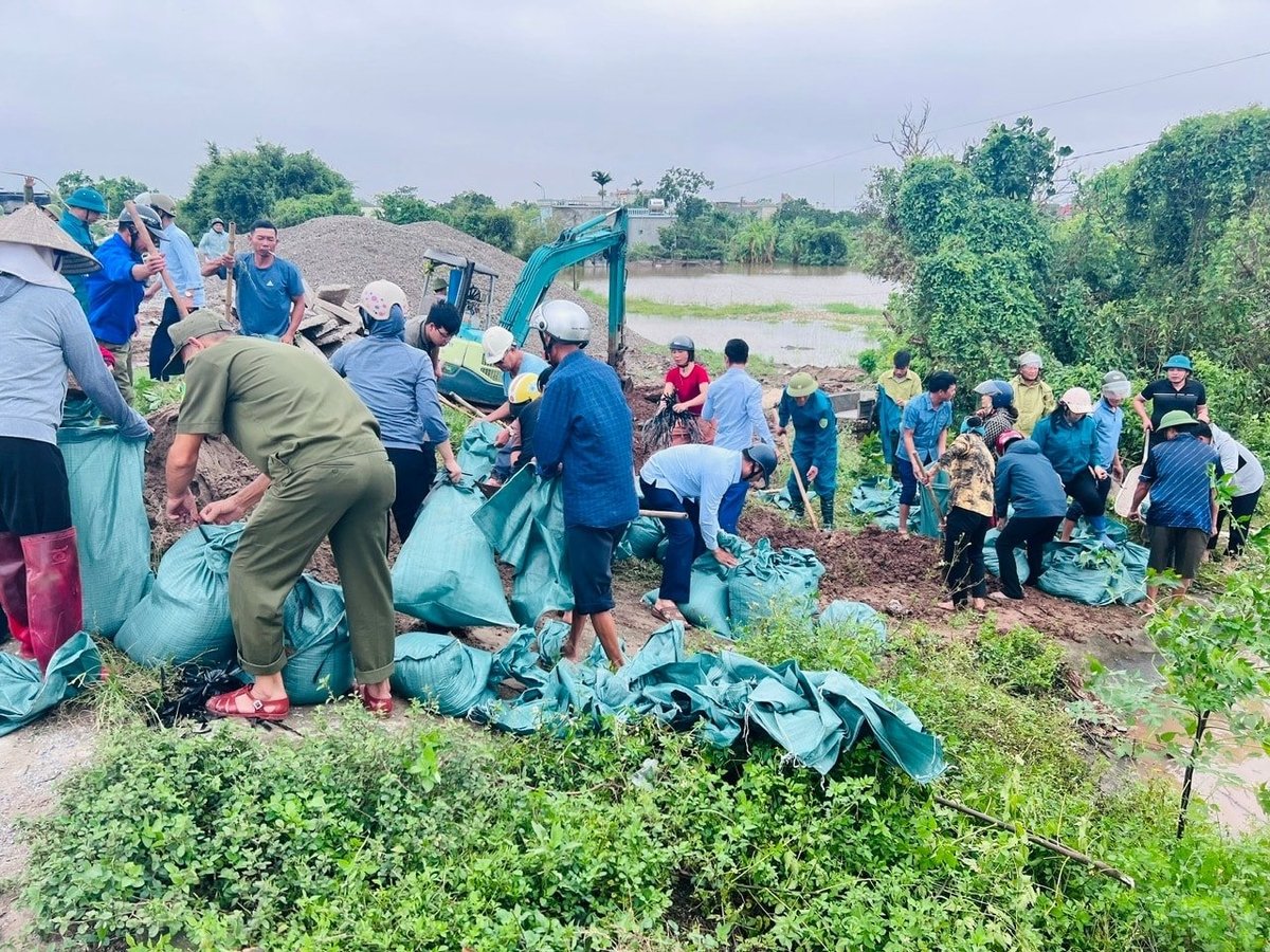 Người dân tham gia khắc phục sự cố tràn bờ bao Cống Cù Là. Ảnh: Cổng thông tin điện tử xã Hồng Vũ. Người dân tham gia khắc phục sự cố tràn bờ bao Cống Cù Là. Ảnh: Cổng thông tin điện tử xã Hồng Vũ.
