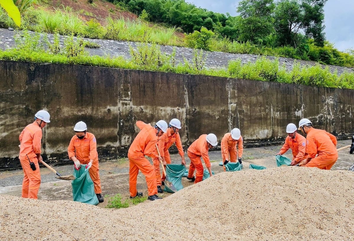 Công nhân khẩn trương thực hiện công tác chống lũ, đảm bảo an toàn Nhà máy. Ảnh: EVNGENCO1. Công nhân khẩn trương thực hiện công tác chống lũ, đảm bảo an toàn Nhà máy. Ảnh: EVNGENCO1.