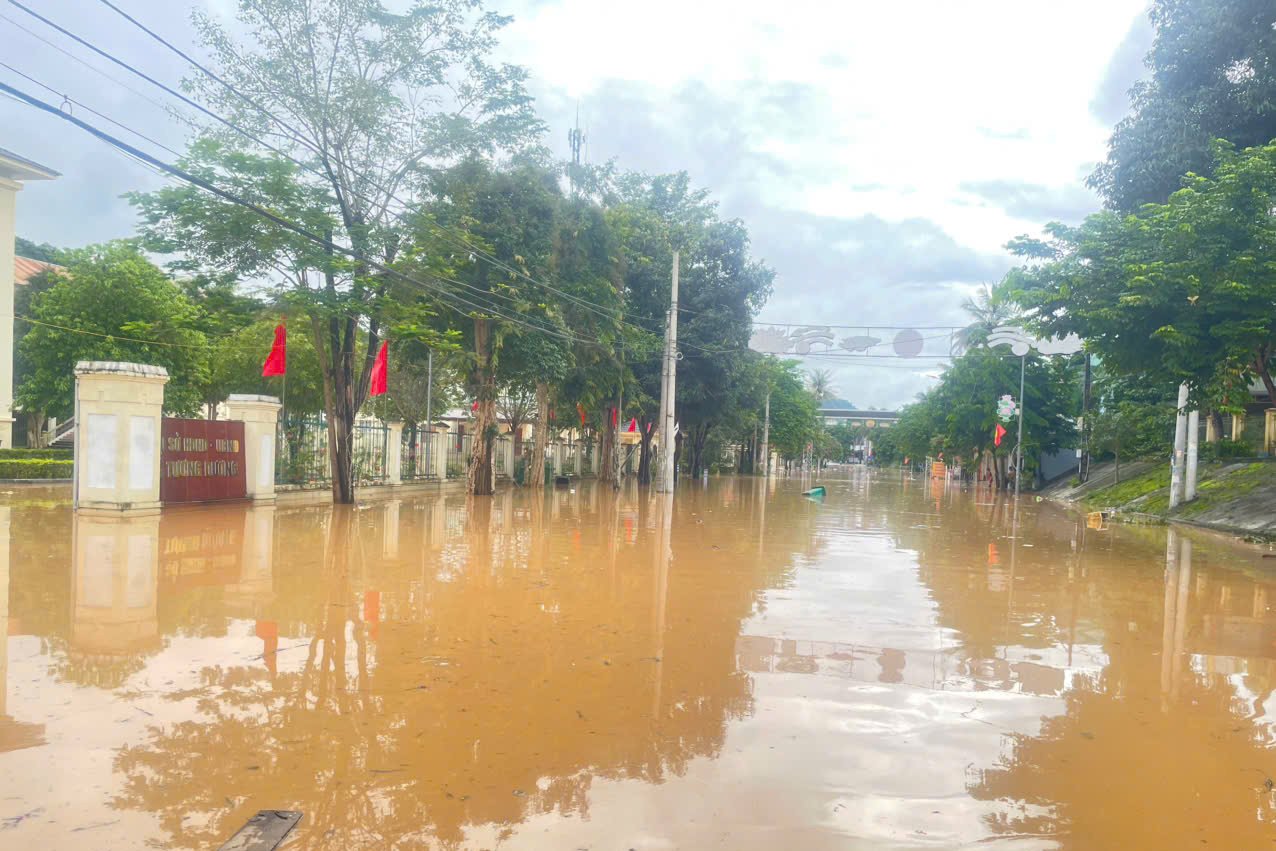 Tại xã Tương Dương, nước đã ngập hầu hết tuyến đường Quốc lộ 7.