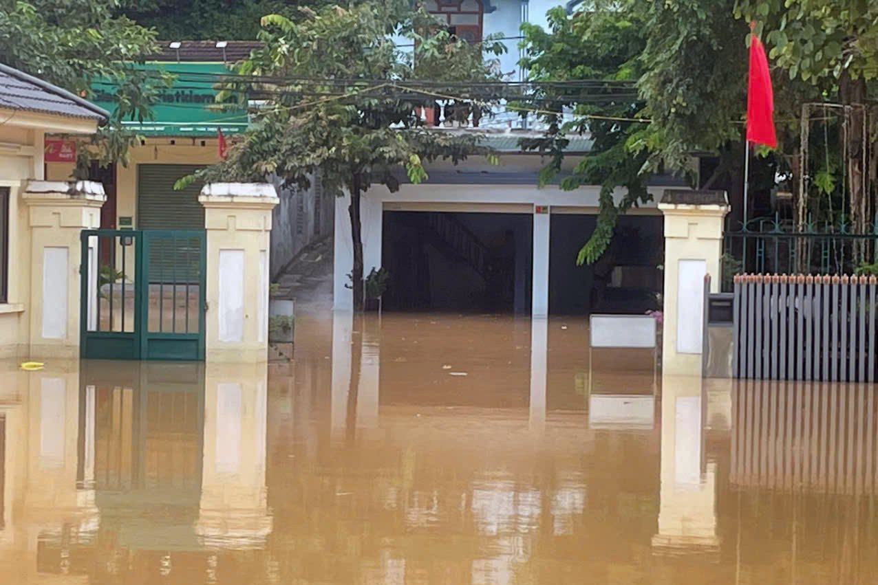 Các cơ quan, công sở... ngập sâu.