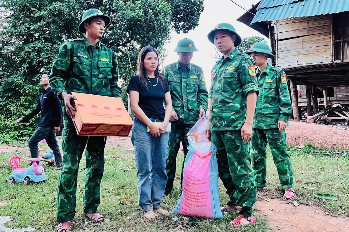 Đồn Biên phòng Ba Tầng hỗ trợ nhu yếu phẩm cho 2 gia đình bị cháy nhà. Ảnh: Đồn Biên phòng Ba Tầng cung cấp. Đồn Biên phòng Ba Tầng hỗ trợ nhu yếu phẩm cho 2 gia đình bị cháy nhà. Ảnh: Đồn Biên phòng Ba Tầng cung cấp.