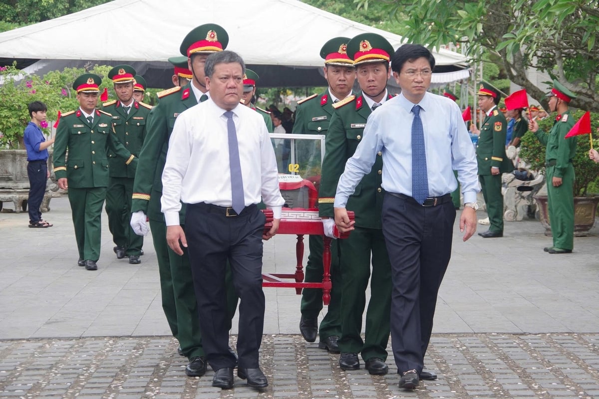 Lãnh đạo tỉnh Quảng Trị tham gia Lễ truy điệu, an táng 12 hài cốt liệt sĩ sáng 23/7. Ảnh: Bộ Chỉ huy Quân sự tỉnh Quảng Trị. Lãnh đạo tỉnh Quảng Trị tham gia Lễ truy điệu, an táng 12 hài cốt liệt sĩ sáng 23/7. Ảnh: Bộ Chỉ huy Quân sự tỉnh Quảng Trị.