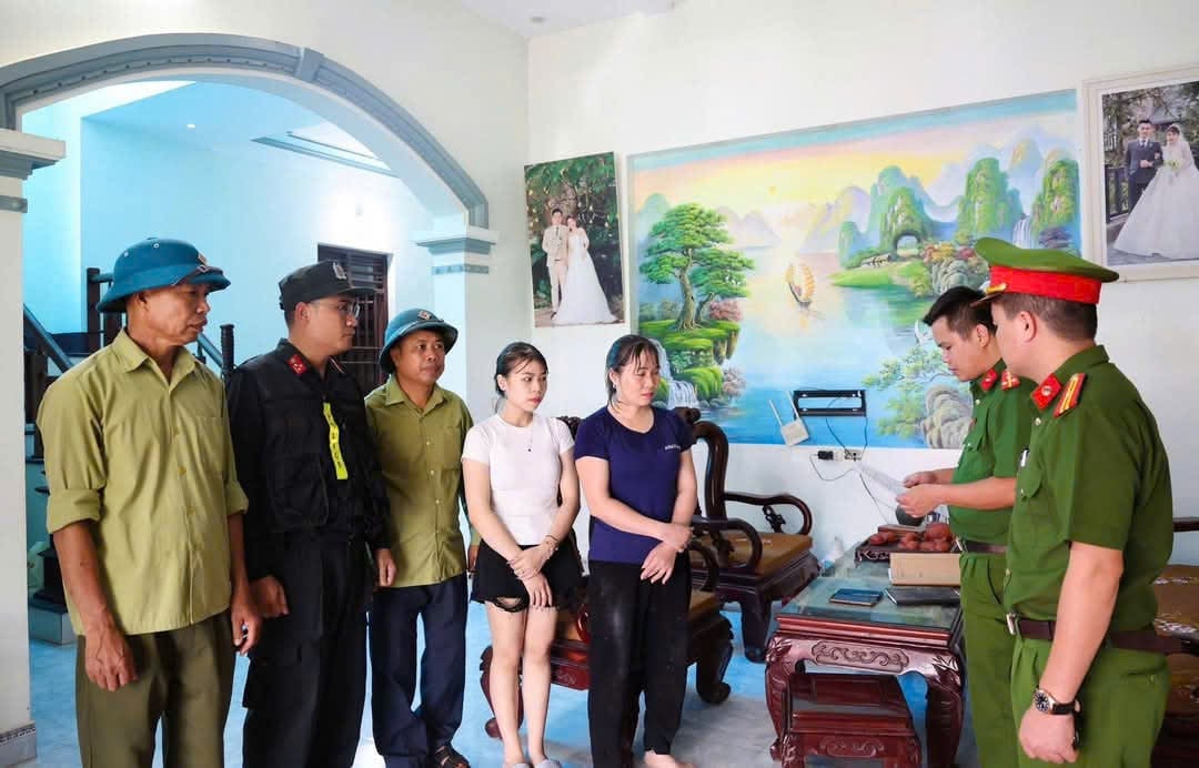 Cơ quan Cảnh sát điều tra đến nhà đối tượng Nguyễn Quang Mạnh để khám xét. Ảnh: Công an tỉnh Phú Thọ. Cơ quan Cảnh sát điều tra đến nhà đối tượng Nguyễn Quang Mạnh để khám xét. Ảnh: Công an tỉnh Phú Thọ.