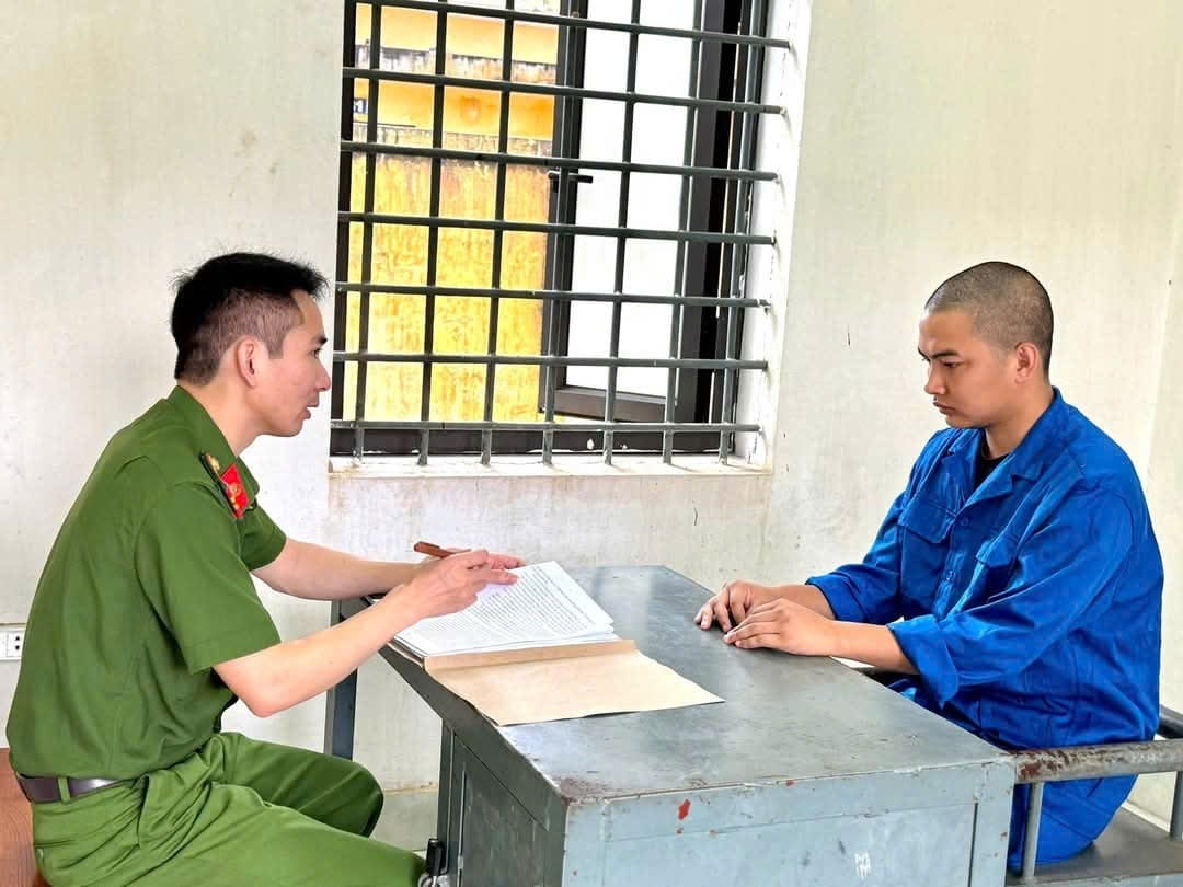 Đối tượng Nguyễn Quang Mạnh (SN 2000), trú tại khu Bồng Lạng, xã Phùng Nguyên, tỉnh Phú Thọ tại Cơ quan CSĐT, Công an tỉnh Phú Thọ. Ảnh: Công an tỉnh Phú Thọ. Đối tượng Nguyễn Quang Mạnh (SN 2000), trú tại khu Bồng Lạng, xã Phùng Nguyên, tỉnh Phú Thọ tại Cơ quan CSĐT, Công an tỉnh Phú Thọ. Ảnh: Công an tỉnh Phú Thọ.