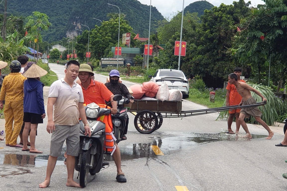 Người dân thôn Vĩnh Hoàn, xã Con Cuông di chuyển đồ đạc tránh ngập. Ảnh: Đình Tiệp. Người dân thôn Vĩnh Hoàn, xã Con Cuông di chuyển đồ đạc tránh ngập. Ảnh: Đình Tiệp.