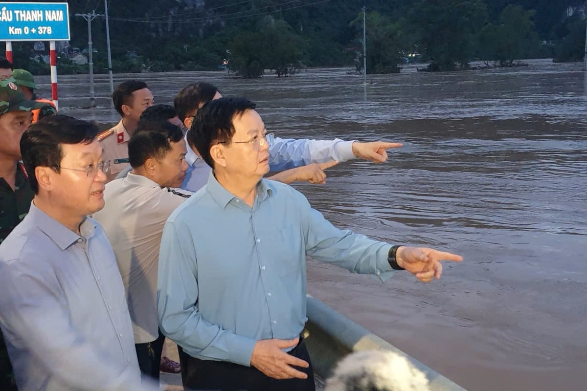 Phó Thủ tướng Chính phủ Mai Văn Chính kiểm tra công tác khắc phục hậu quả lũ lụt tại xã Con Cuông. Ảnh: Đình Tiệp. Phó Thủ tướng Chính phủ Mai Văn Chính kiểm tra công tác khắc phục hậu quả lũ lụt tại xã Con Cuông. Ảnh: Đình Tiệp.