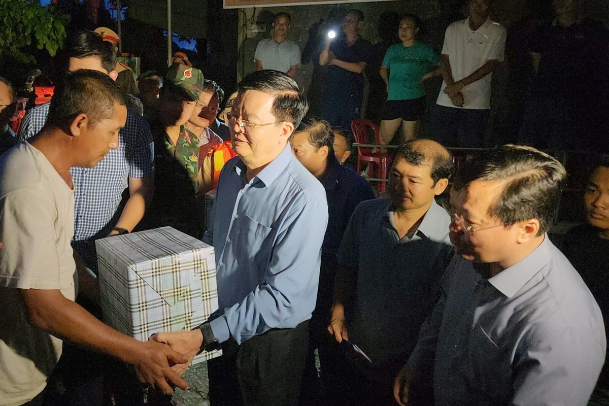 Phó Thủ tướng Chính phủ Mai Văn Chính cũng đã trao 35 suất quà tới tay người dân vùng lũ xã Con Cuông. Ảnh: Đình Tiệp. Phó Thủ tướng Chính phủ Mai Văn Chính cũng đã trao 35 suất quà tới tay người dân vùng lũ xã Con Cuông. Ảnh: Đình Tiệp.