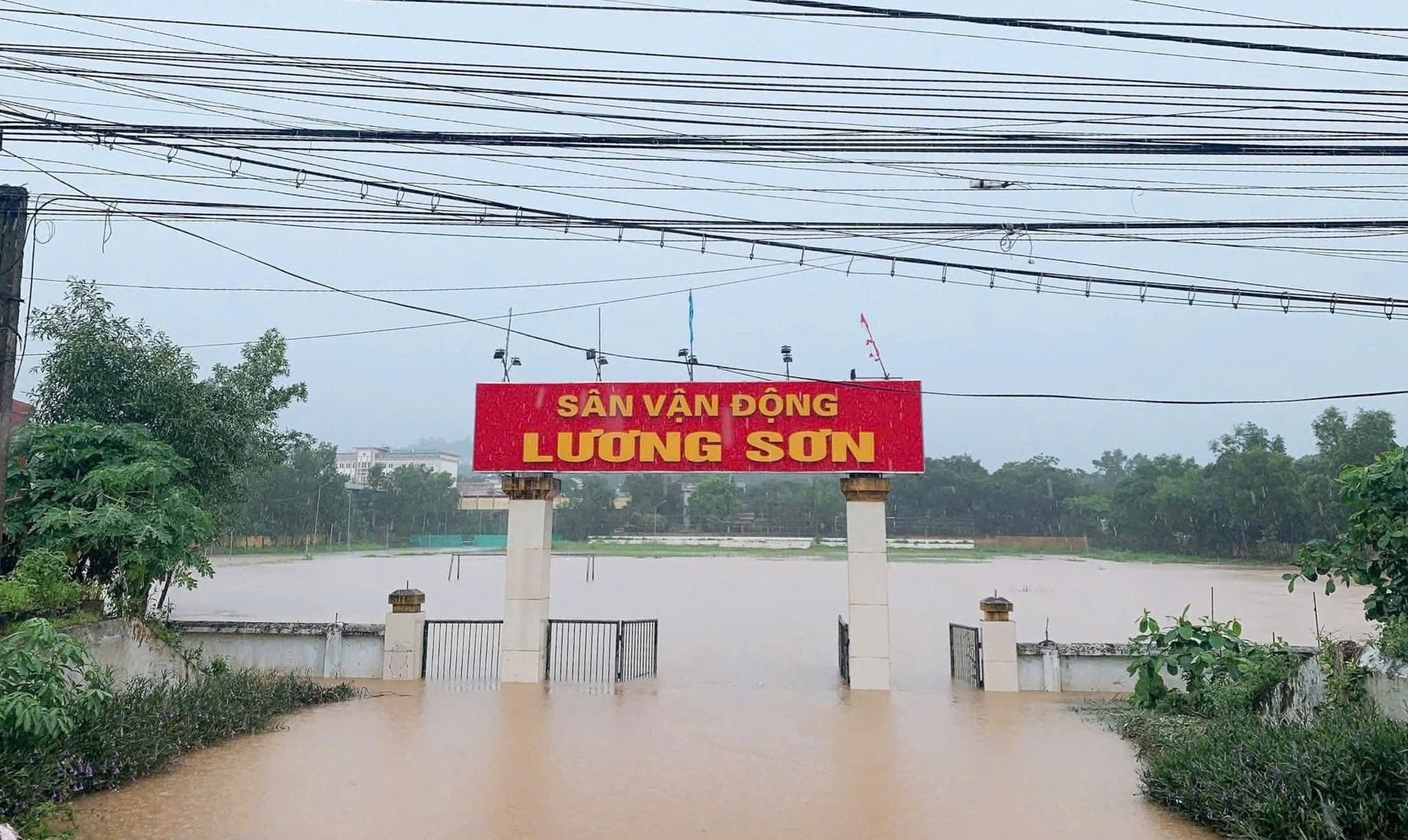 Sân vận động trung tâm xã Lương Sơn, tỉnh Phú Thọ đã bị ngập băng trong nước do mưa lớn kéo dài. Ảnh: Xuân Huỳnh. Sân vận động trung tâm xã Lương Sơn, tỉnh Phú Thọ đã bị ngập băng trong nước do mưa lớn kéo dài. Ảnh: Xuân Huỳnh.