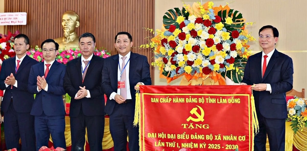 Ông Hồ Văn Mười, Chủ tịch UBND tỉnh Lâm Đồng trao tặng Đại hội xã Nhân Cơ bức trướng của Ban Chấp hành Đảng bộ tỉnh Lâm Đồng. Ảnh: NL. Ông Hồ Văn Mười, Chủ tịch UBND tỉnh Lâm Đồng trao tặng Đại hội xã Nhân Cơ bức trướng của Ban Chấp hành Đảng bộ tỉnh Lâm Đồng. Ảnh: NL.