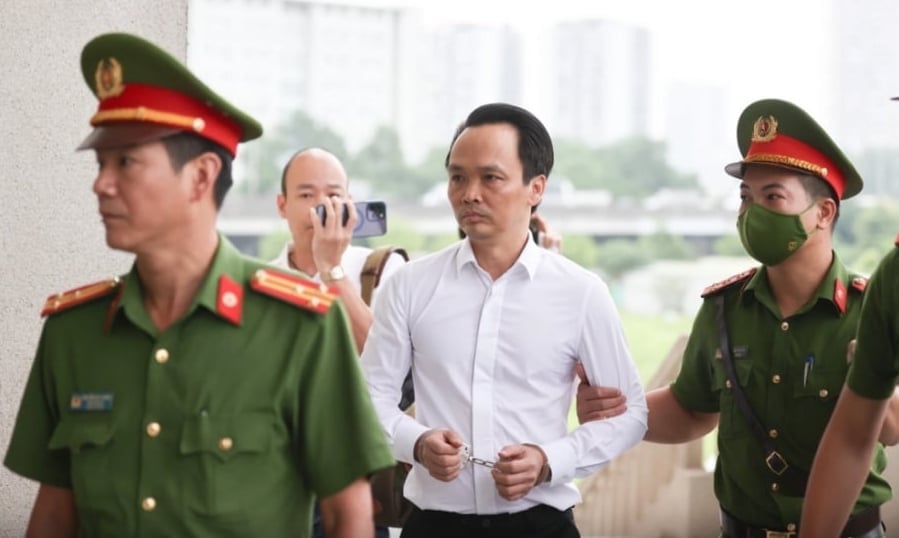 Bị cáo Trịnh Văn Quyết được dẫn giải đến phiên tòa sơ thẩm năm 2024. Ảnh: IT. Bị cáo Trịnh Văn Quyết được dẫn giải đến phiên tòa sơ thẩm năm 2024. Ảnh: IT.