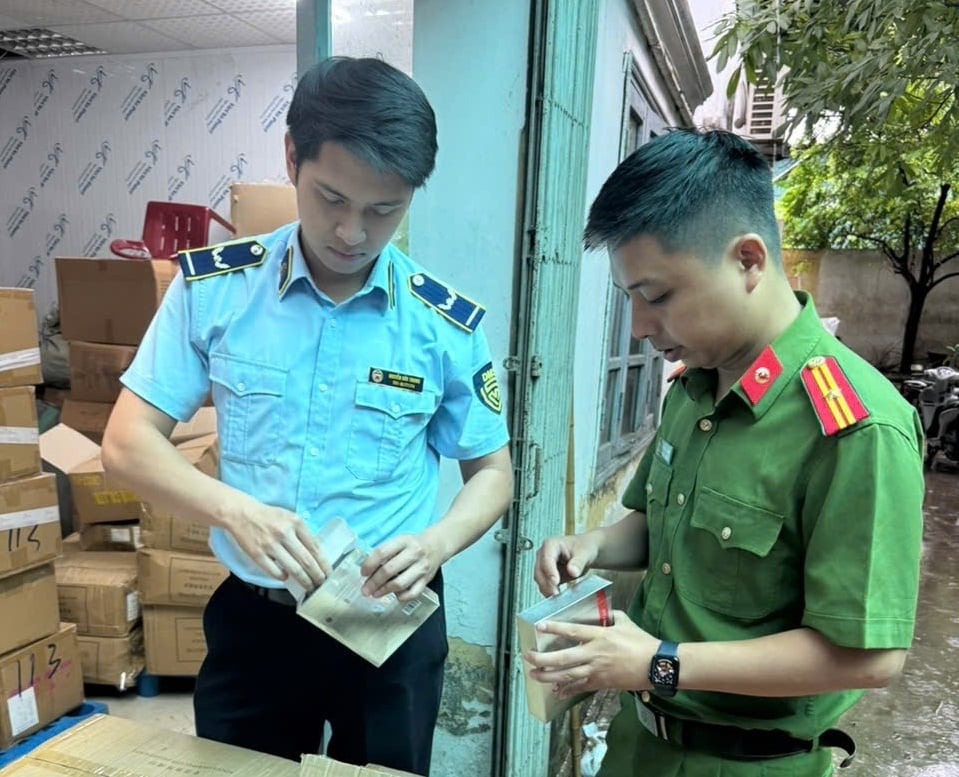 Lực lượng chức năng kiểm tra tại cơ sở kinh doanh của bà D. tại phường Vĩnh Hưng. Ảnh: Cục QLTTTN. Lực lượng chức năng kiểm tra tại cơ sở kinh doanh của bà D. tại phường Vĩnh Hưng. Ảnh: Cục QLTTTN.