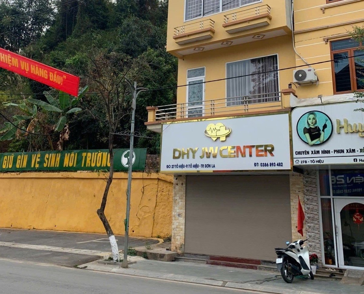 Trung tâm khám, chữa bệnh DHY JW CENTER, địa chỉ số 27, đường Tô Hiệu, tỉnh Sơn La là căn nhà các đối tượng thuê để hành nghề. Ảnh: Công an tỉnh Sơn La. 