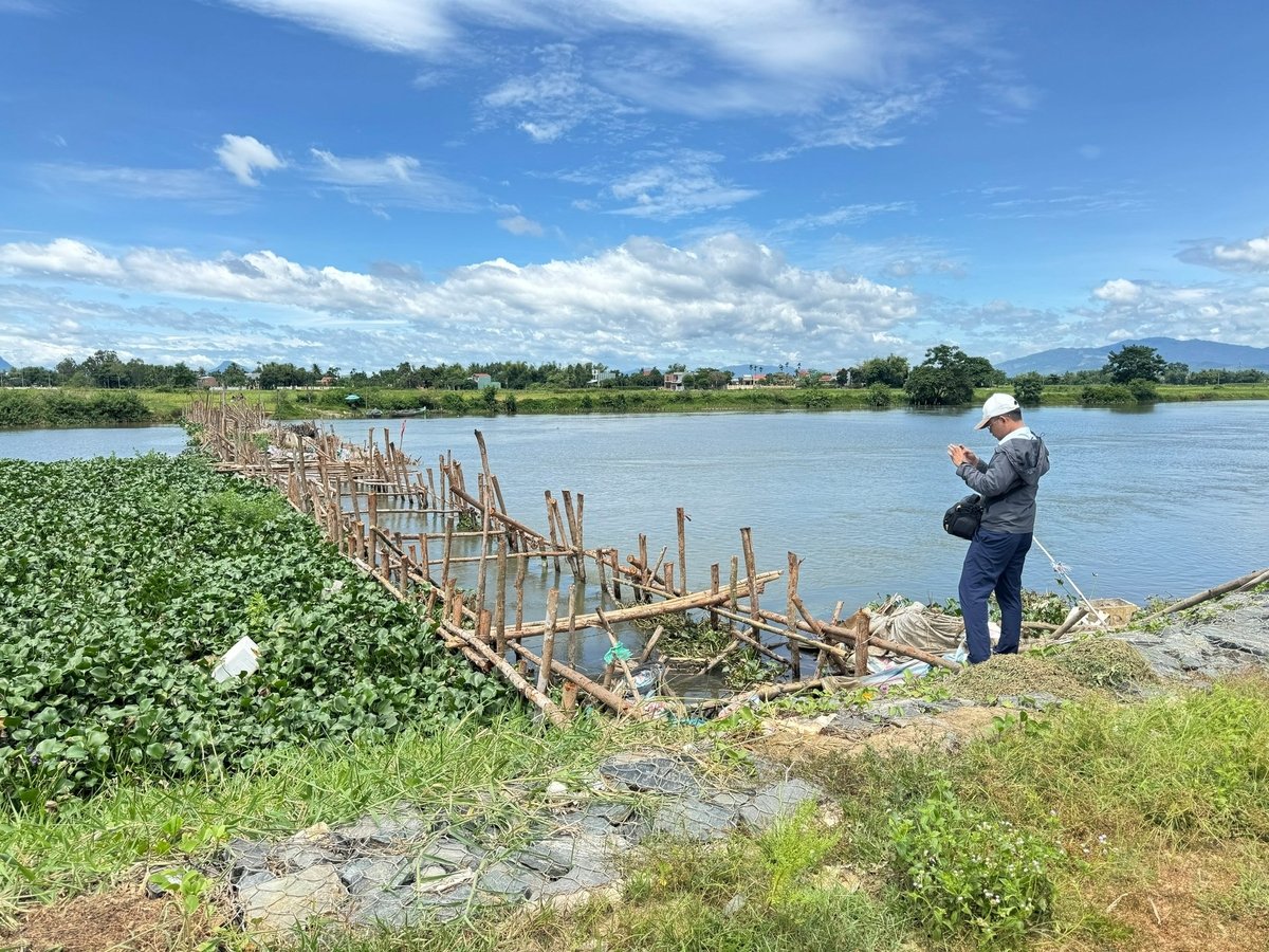 Sau đợt mưa lũ vào tháng 6 vừa qua, đập ngăn mặn Vĩnh Điện bị hư hỏng. Ảnh: Lê Khánh. Sau đợt mưa lũ vào tháng 6 vừa qua, đập ngăn mặn Vĩnh Điện bị hư hỏng. Ảnh: Lê Khánh.