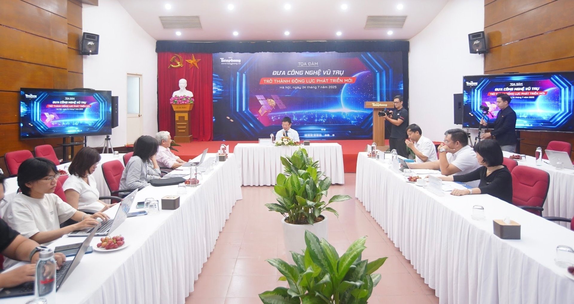 Báo Tiền Phong tổ chức Toạ đàm 'Đưa công nghệ vũ trụ trở thành động lực phát triển mới'. Ảnh: Huy Phạm.