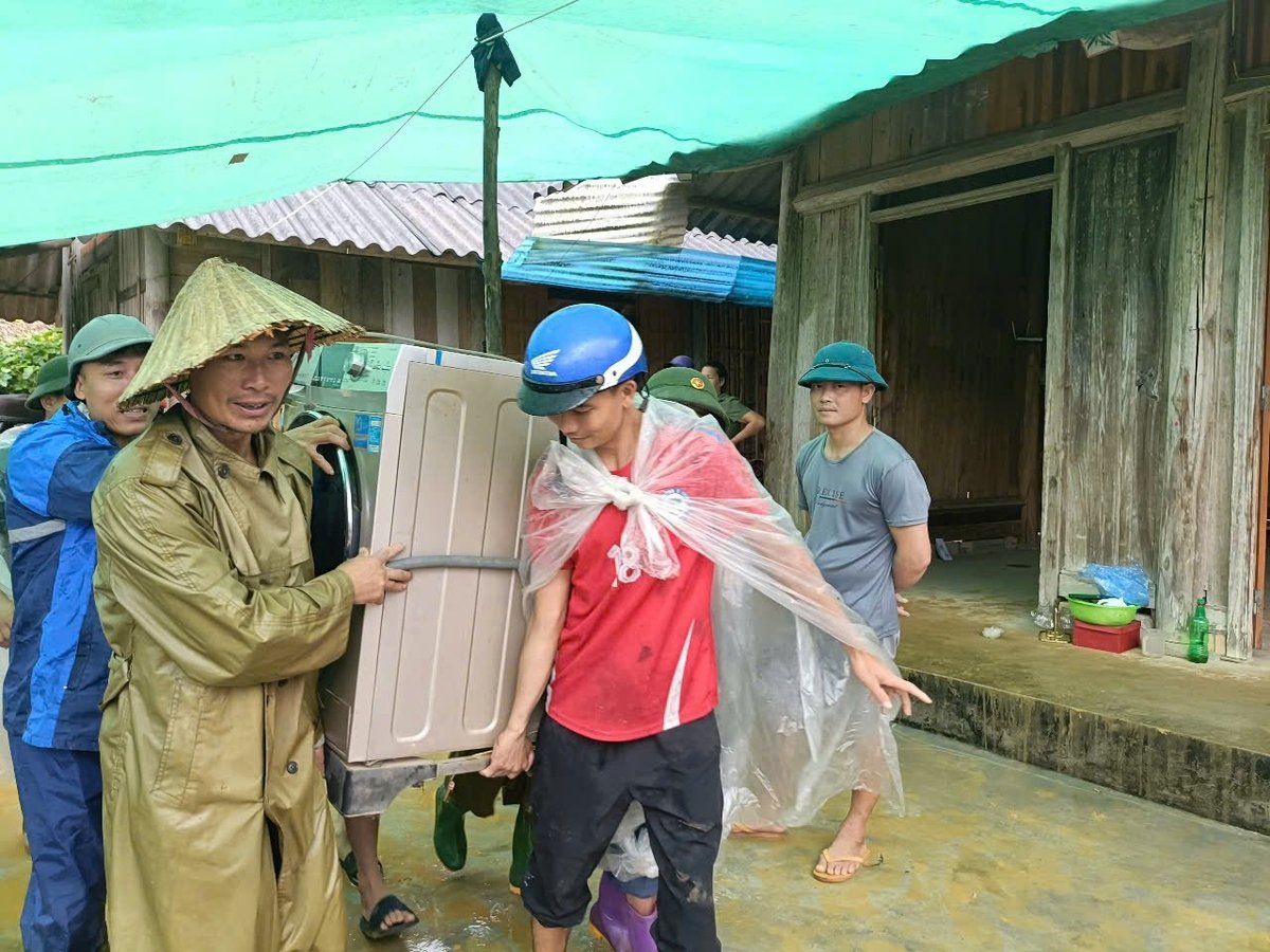 Người dân xã Quy Mông hỗ trợ gia đình bị thiệt hại di chuyển tài sản đến nơi an toàn. Ảnh: Thanh Tiến.