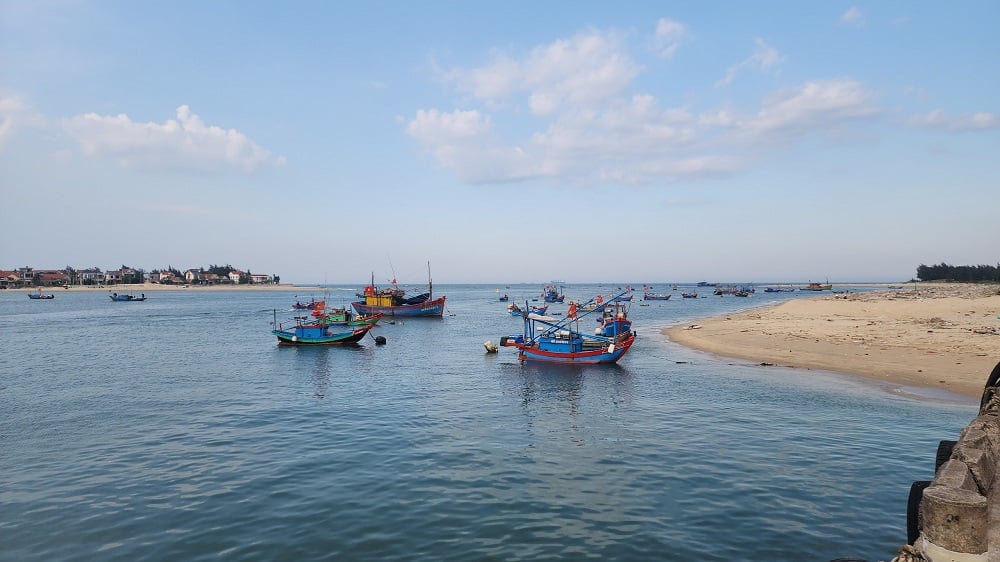In the first 6 months of 2025, there were 3,951 ships entering and leaving the port, with a total cargo volume of 36,585 tons. Photo: Thu Thuy.