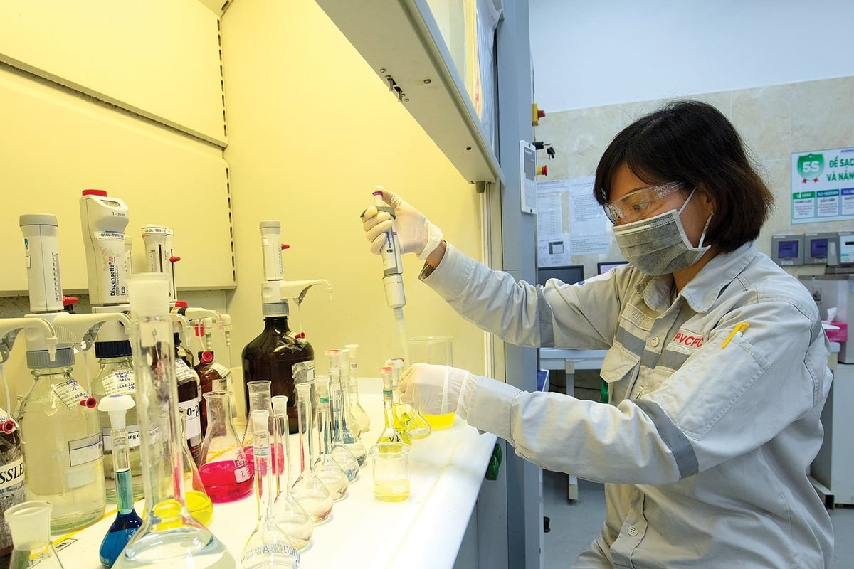 Kỹ sư phân tích mẫu nước cho sản xuất phân bón tại PVCFC. Ảnh: Petrovietnam.