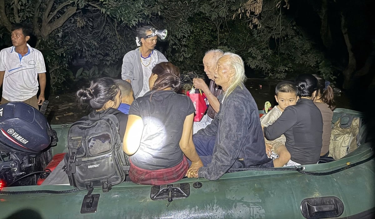 Nét âu lo lộ rõ trên khuôn mặt của người dân vùng lũ. Ảnh: Ngọc Linh. Nét âu lo lộ rõ trên khuôn mặt của người dân vùng lũ. Ảnh: Ngọc Linh.