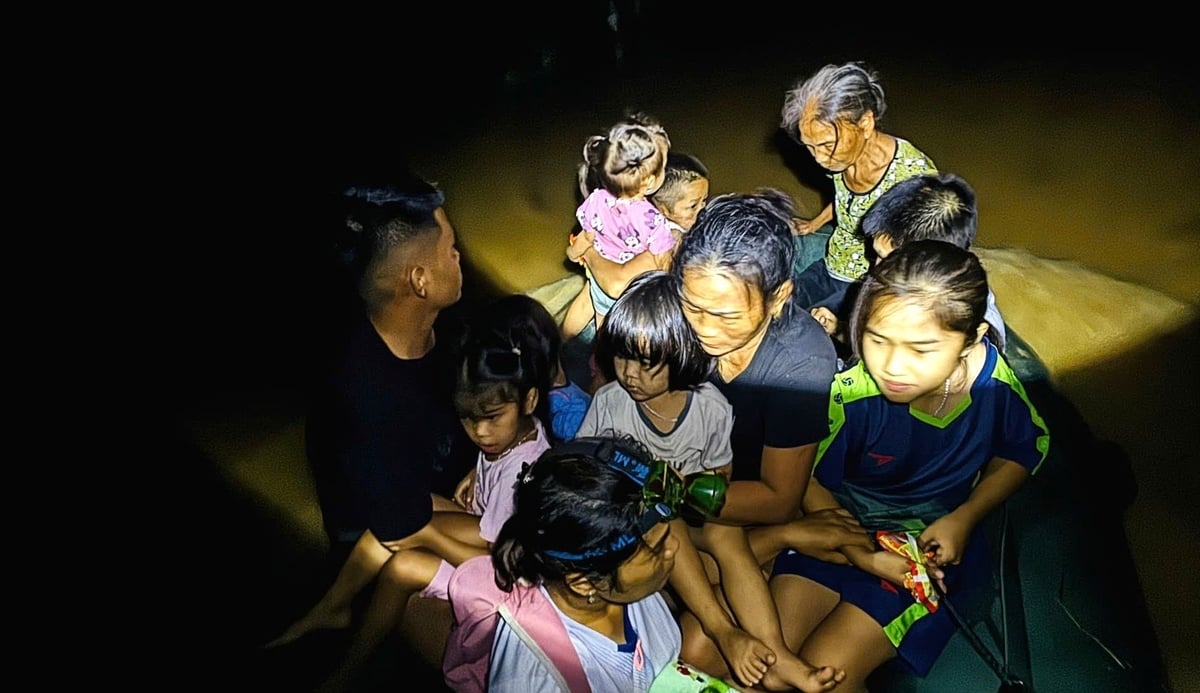 Công tác di dời người dân tại xã Nhân Hòa triển khai gấp rút ngay trong đêm. Ảnh: Ngọc Linh. Công tác di dời người dân tại xã Nhân Hòa triển khai gấp rút ngay trong đêm. Ảnh: Ngọc Linh.