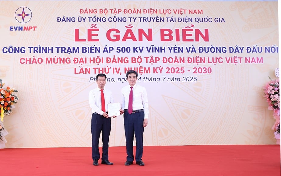 Đồng chí Nguyễn Hữu Tuấn - Phó Bí thư Thường trực Đảng ủy EVN (ảnh phải) trao Quyết định công nhận Công trình chào mừng Đại hội Đảng bộ Tập đoàn Điện lực Việt Nam lần thứ IV, nhiệm kỳ 2025-2030. Ảnh: EVNNPT. Đồng chí Nguyễn Hữu Tuấn - Phó Bí thư Thường trực Đảng ủy EVN (ảnh phải) trao Quyết định công nhận Công trình chào mừng Đại hội Đảng bộ Tập đoàn Điện lực Việt Nam lần thứ IV, nhiệm kỳ 2025-2030. Ảnh: EVNNPT.