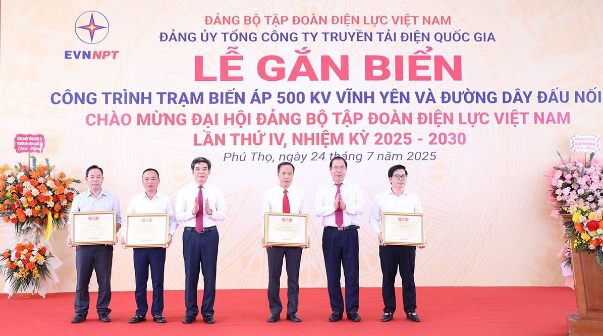 Lãnh đạo Đảng ủy, Công đoàn Điện lực Việt Nam trao khen thưởng cho các đơn vị hoàn thành xuất sắc nhiệm vụ trong xây dựng Dự án Trạm biến áp 500kV Vĩnh Yên và đường dây đấu nối. Ảnh: EVNNPT. Lãnh đạo Đảng ủy, Công đoàn Điện lực Việt Nam trao khen thưởng cho các đơn vị hoàn thành xuất sắc nhiệm vụ trong xây dựng Dự án Trạm biến áp 500kV Vĩnh Yên và đường dây đấu nối. Ảnh: EVNNPT.