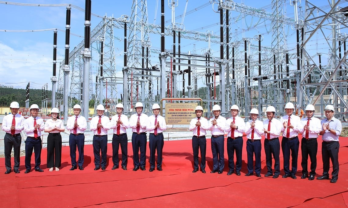 Các đại biểu thực hiện nghi thức gắn biển công trình. Ảnh: EVNNPT. Các đại biểu thực hiện nghi thức gắn biển công trình. Ảnh: EVNNPT.