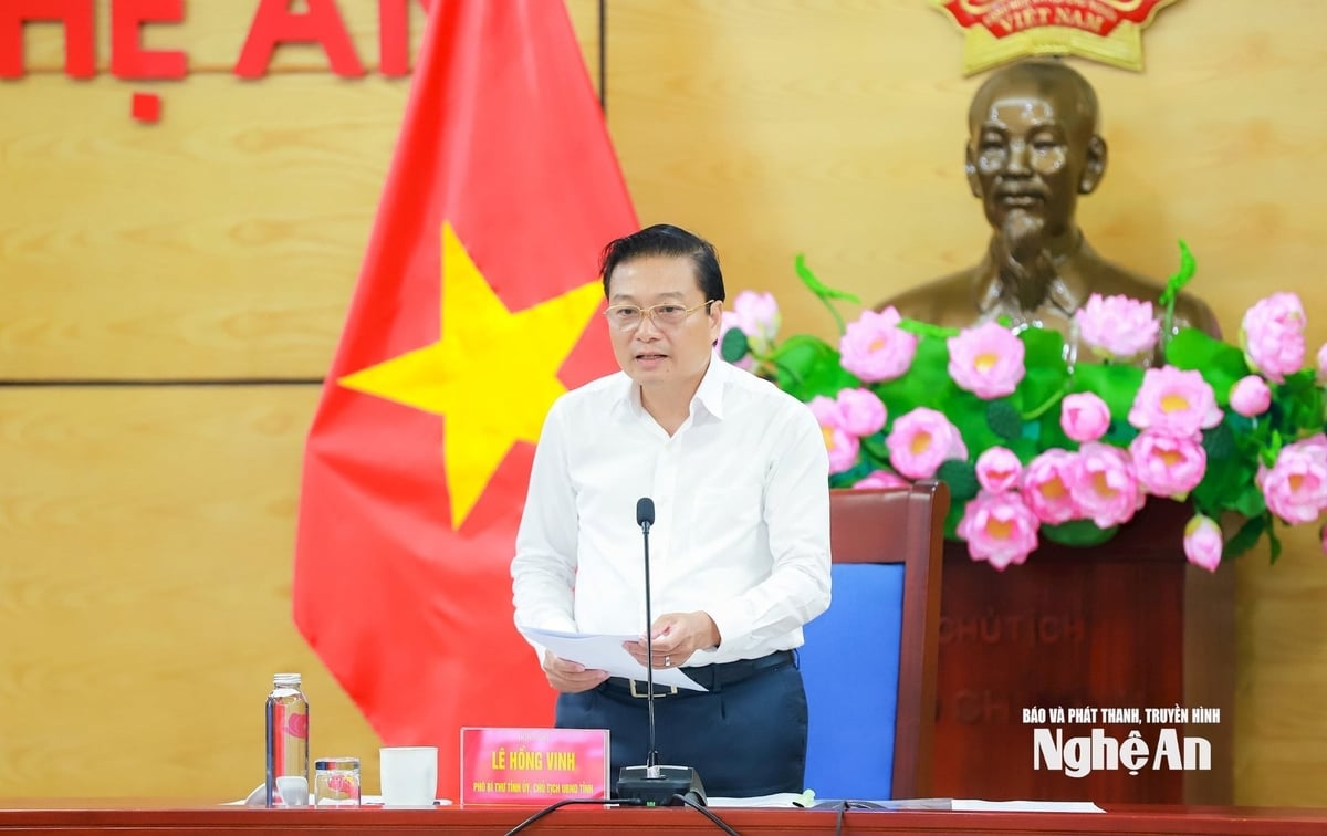 Chủ tịch UBND tỉnh Nghệ An Lê Hồng Vinh báo cáo từ điểm cầu tỉnh Nghệ An. Ảnh: Thành Duy/Báo Nghệ An.