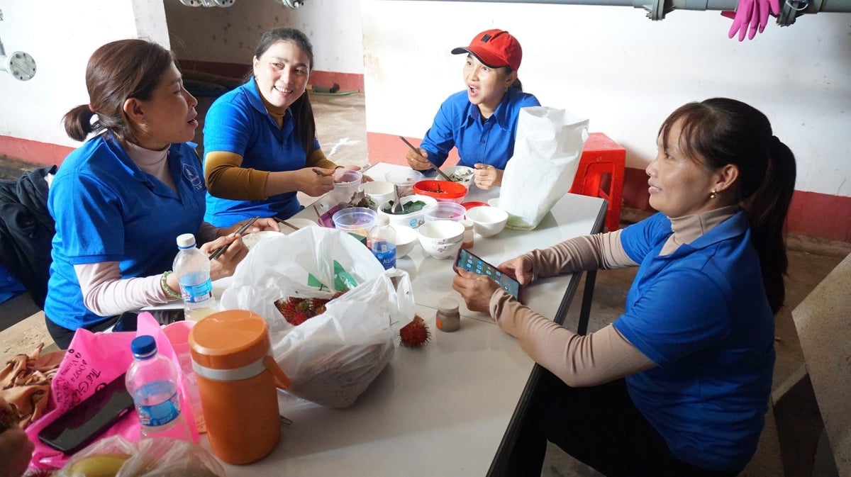 Người lao động vui tươi dùng bữa trưa ngay tại công ty. Ảnh: Trần Trung. Người lao động vui tươi dùng bữa trưa ngay tại công ty. Ảnh: Trần Trung.