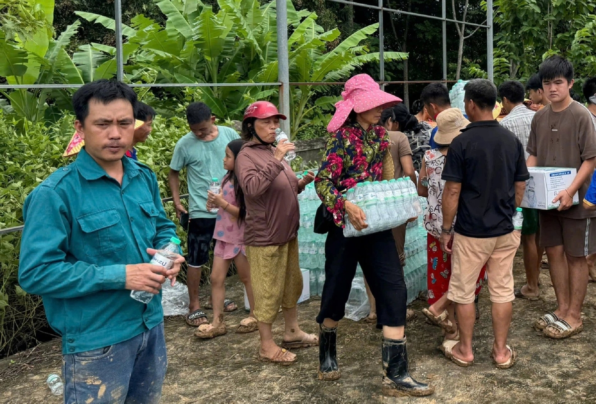 Nhu yếu phẩm đã đến tay người dân vùng lũ bị cô lập. Ảnh: Lê Lương. 