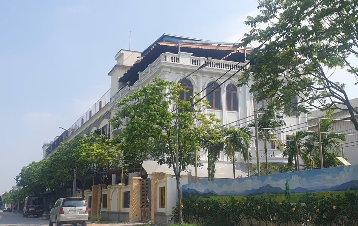 Hàng loạt công trình tại cụm công nghiệp này được sử dụng làm văn phòng, nhà hàng, nhà ở. Ảnh: QD. Hàng loạt công trình tại cụm công nghiệp này được sử dụng làm văn phòng, nhà hàng, nhà ở. Ảnh: QD.