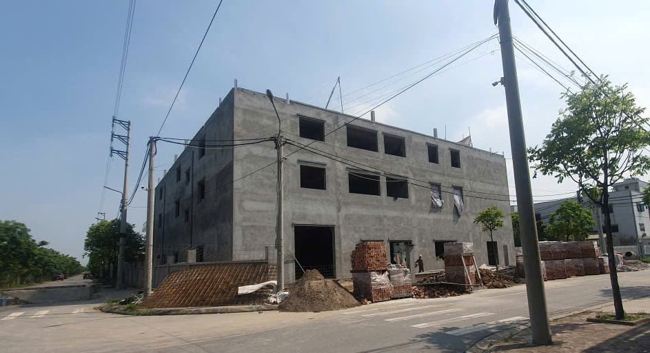 Những công trình như thế này vẫn đang tiếp tục được xây dựng tại cụm công nghiệp. Ảnh: QD. Những công trình như thế này vẫn đang tiếp tục được xây dựng tại cụm công nghiệp. Ảnh: QD.