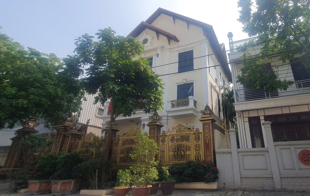 Những công trình mang kiểu dáng biệt thự thế này vẫn tồn tại trong cụm công nghiệp. Ảnh: QD. Những công trình mang kiểu dáng biệt thự thế này vẫn tồn tại trong cụm công nghiệp. Ảnh: QD.