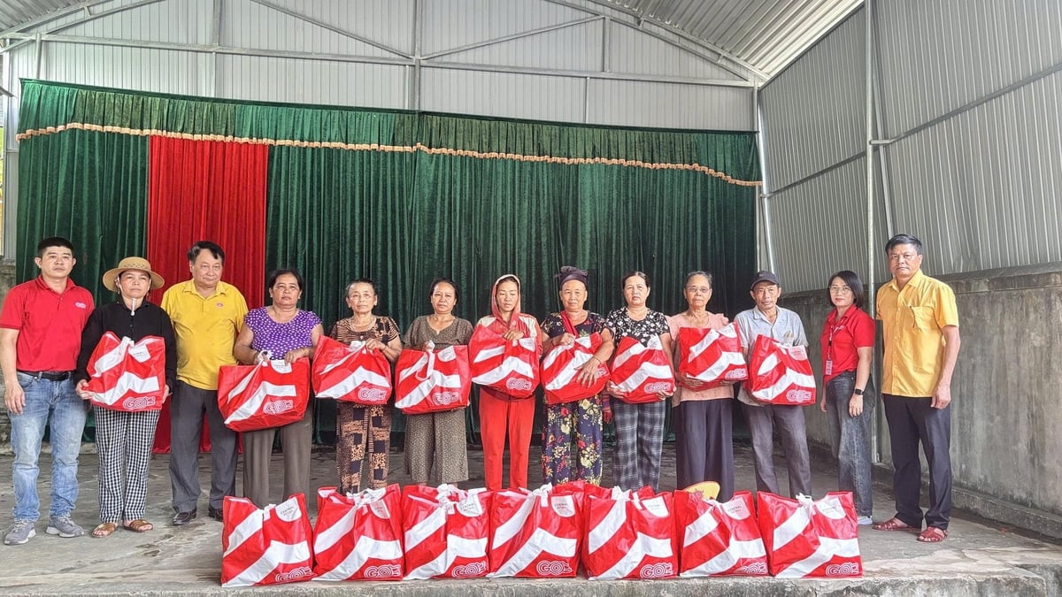 GO! Vinh trao tặng 200 phần quà hỗ trợ người dân vùng lũ tại xã Châu Khê, tỉnh Nghệ An. Ảnh: Central Retail Việt Nam.