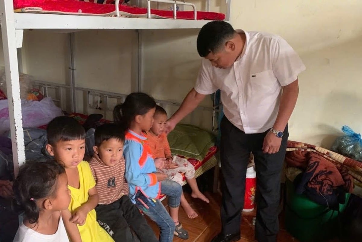 Chính quyền xã Tả Van chủ động, kịp thời hỗ trợ người dân vùng sạt lở. Ảnh: Hồng Hải. Chính quyền xã Tả Van chủ động, kịp thời hỗ trợ người dân vùng sạt lở. Ảnh: Hồng Hải.
